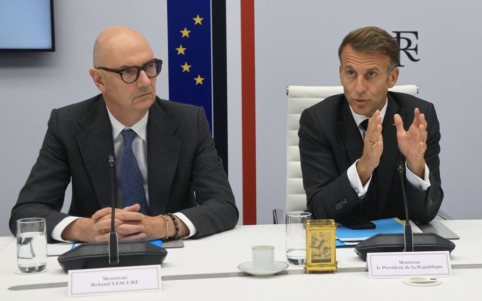 Od lewej: minister gospodarki Francji Roland Lescure i prezydent Francji Emmanuel Macron podczas wid