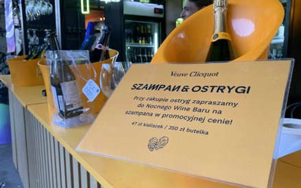 "Szampan i Ostrygi" – Nocny Market to nie tylko street food! Na zdjęciu widzimy ofertę win i szampan