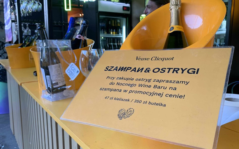 "Szampan i Ostrygi" – Nocny Market to nie tylko street food! Na zdjęciu widzimy ofertę win i szampan