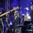 Leszek Możdżer (w środku) w towarzystwie Marcusa Millera (z lewej) i dyrygenta Marka Mosia