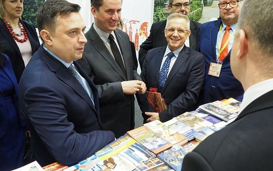 Minister Dawid Lasek (z lewej) rozmawiał niemal na każdym stoisku z jego gospodarzami