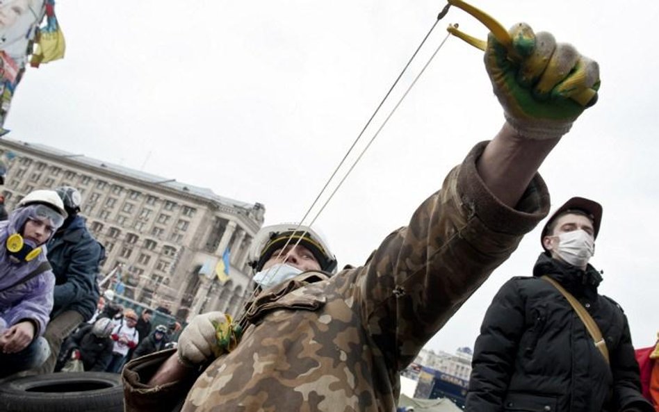 Coraz więcej broni w rękach demonstrantów