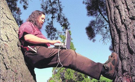 Richard Stallman w latach 80. miał dość oprogramowania, którego nie wolno mu samodzielnie poprawiać