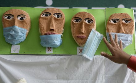 Sondaż: Ponad połowa Polaków chce, by zaszczepieni nosili maseczki