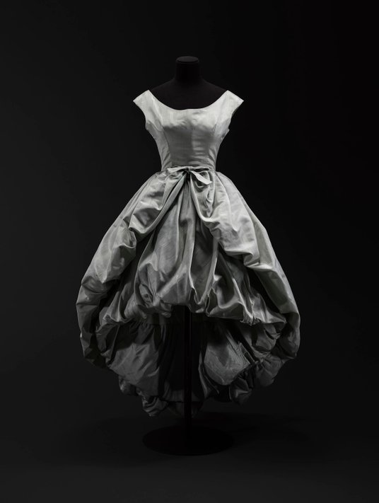 Suknia wieczorowa z kolekcji Givenchy na jesień/zimę 1957-1958.