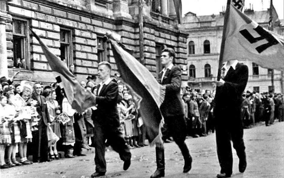 Przemarsz ukraińskich ochotników dywizji SS Galizien 18 lipca 1943 r. we Lwowie. Według polskich his