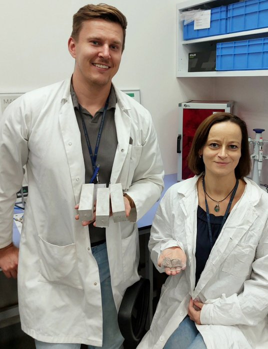 Cement wyłapujący CO2 to innowacja, za którą stoją mgr Adam Wierzbicki i prof. Monika Kasina z UJ