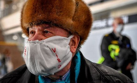 Mężczyzna na lotnisku Moskwa-Szeremietiewo oczekujący na lot do Francji