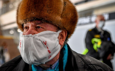Mężczyzna na lotnisku Moskwa-Szeremietiewo oczekujący na lot do Francji