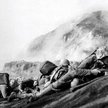 Amerykańscy marines pod górą Suribachi na Iwo Jimie, luty 1945 r.