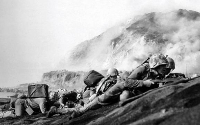Amerykańscy marines pod górą Suribachi na Iwo Jimie, luty 1945 r.