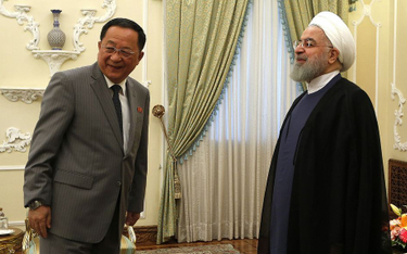 Szef północnokoreańskiej dyplomacji Ri Jong Ho i prezydent Iranu Hasan Rowhani