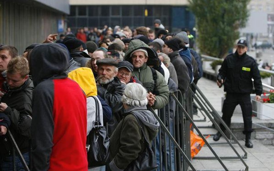 Drobni inwestorzy ustawiali się w kolejkach po kredyty na zakup akcji PGE