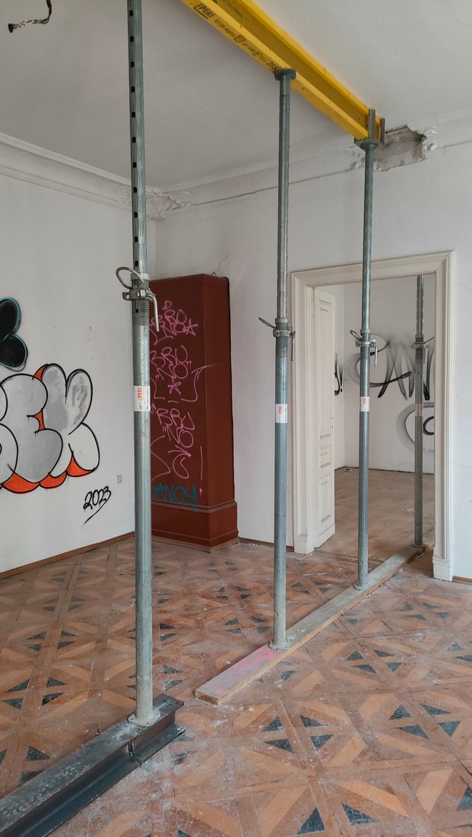 Wewnątrz budynku, w części frontowej oraz oficynie, wykonano wielokondygnacyjne stemplowanie stropów