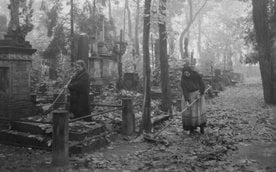 Cmentarz Powązkowski jesienią 1925 roku. Sto lat minęło a tak niewiele się zmieniło.