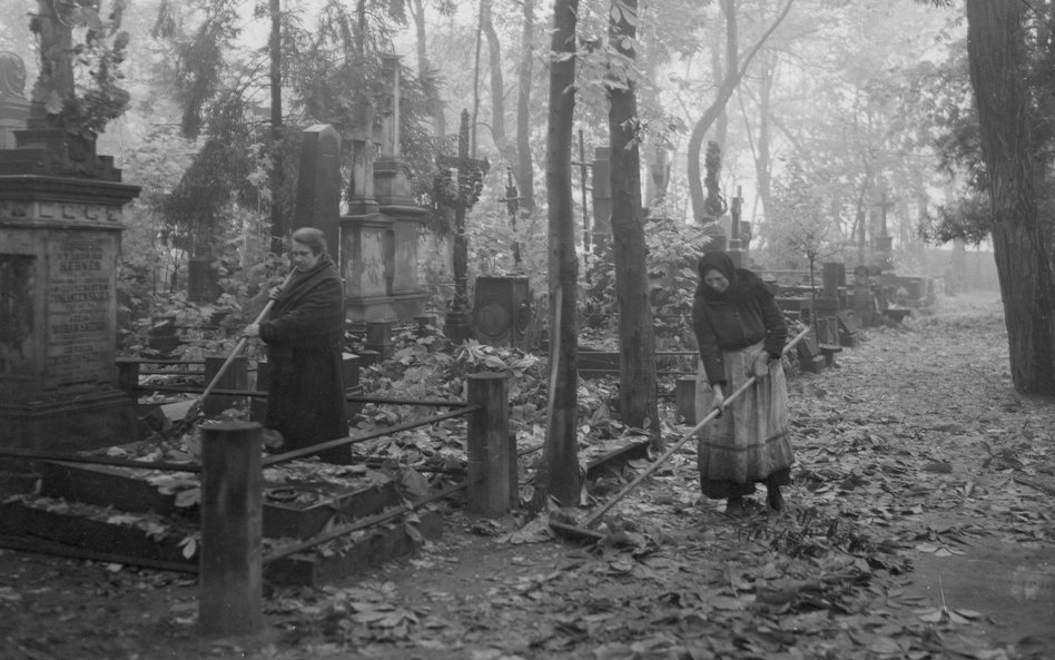 Cmentarz Powązkowski jesienią 1925 roku. Sto lat minęło a tak niewiele się zmieniło.