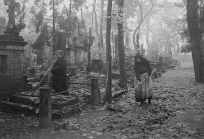 Cmentarz Powązkowski jesienią 1925 roku. Sto lat minęło a tak niewiele się zmieniło.