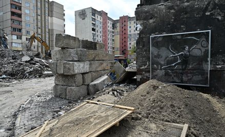 Rysunek Banksy'ego na ruinach Irpienia