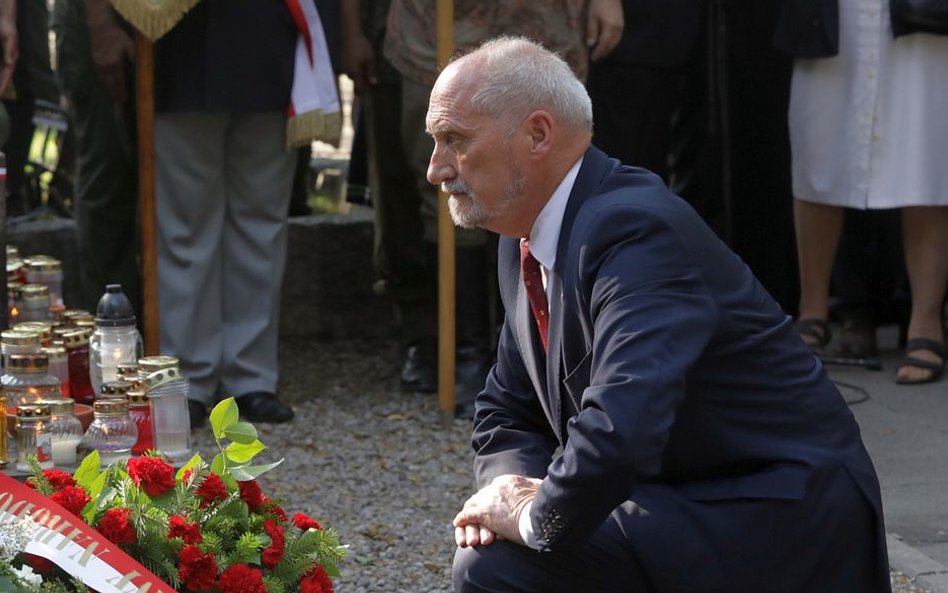 Minister obrony narodowej Antoni Macierewicz podczas uroczystości przed pomnikiem Gloria Victis na W