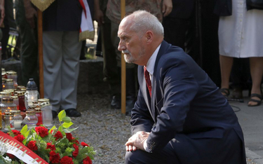 Minister obrony narodowej Antoni Macierewicz podczas uroczystości przed pomnikiem Gloria Victis na W