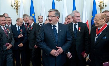 Prezydent Bronisław Komorowski wśród działaczy samorządowych, wyróżnionych przez niego orderami i od