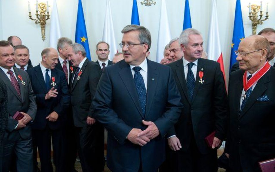 Prezydent Bronisław Komorowski wśród działaczy samorządowych, wyróżnionych przez niego orderami i od