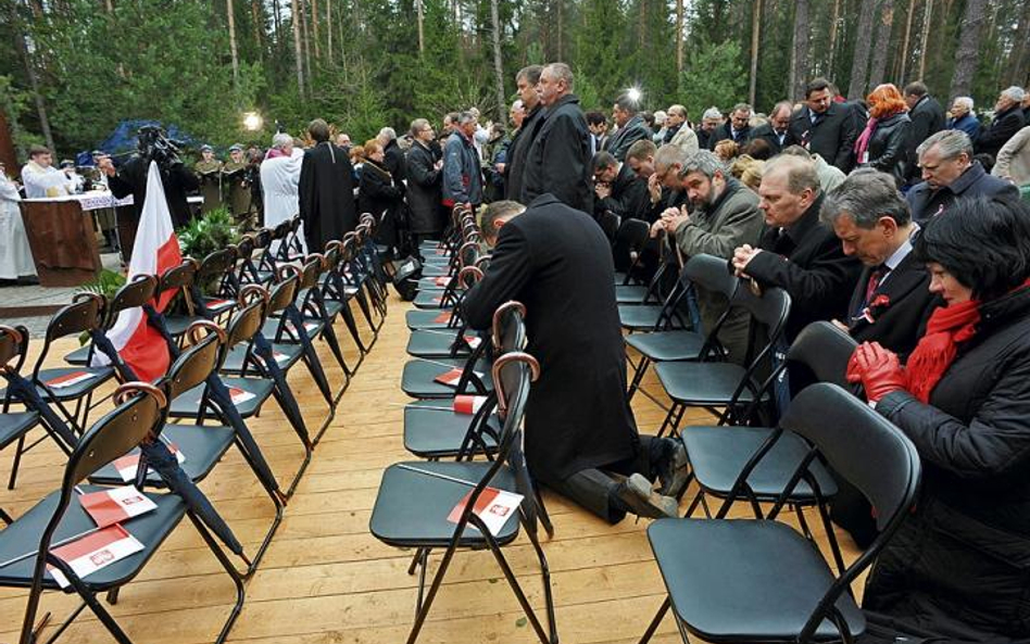 Las Katyński. Krzesła dla najważniejszych gości uroczystości pozostały puste