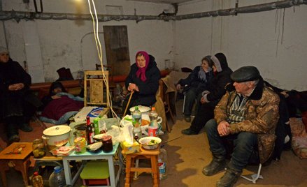 Ukraińcy ukrywają się przed ostrzałem w piwnicy budynku w Charkowie