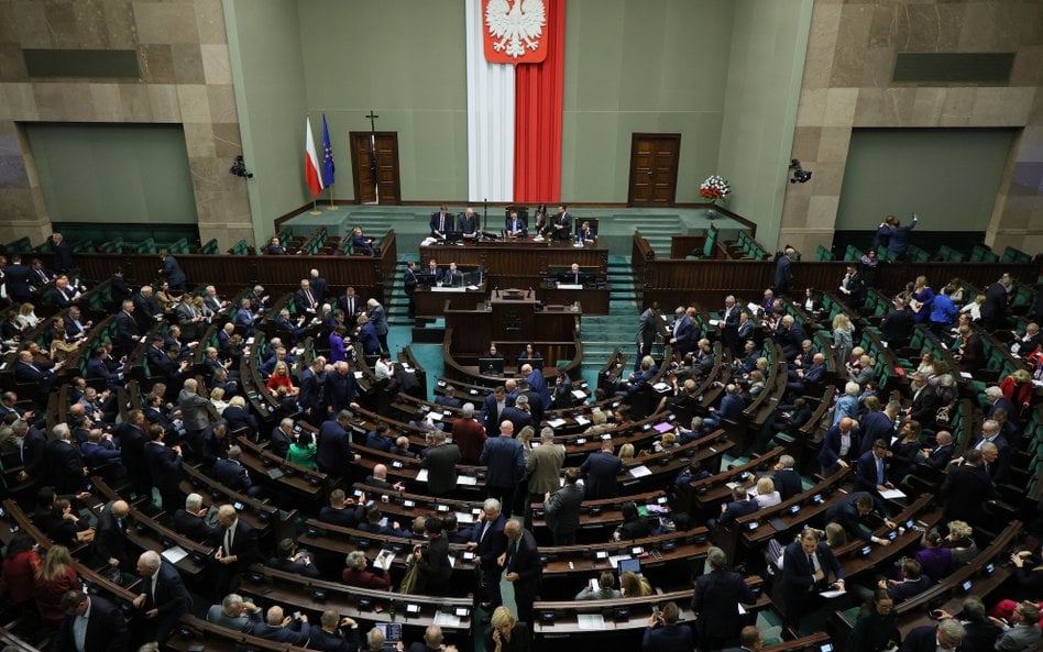 Gdyby wybory odbywały się teraz, z partii obecnej koalicji do Semu weszłyby tylko KO i Lewica