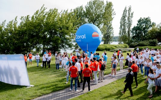 Na miejsce spotkania biuro podróży wybrało tereny Yacht Clubu Hotelu Warszawa nad Zalewem Zegrzyński