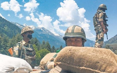 Indyjscy żołnierze muszą strzec długiej i spornej granicy w Himalajach.