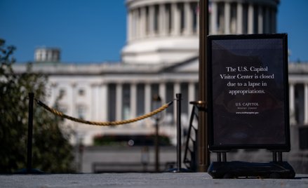 To, że dochodzi w USA do odcinania finansowania dla administracji federalnej, jest zwykle skutkiem o