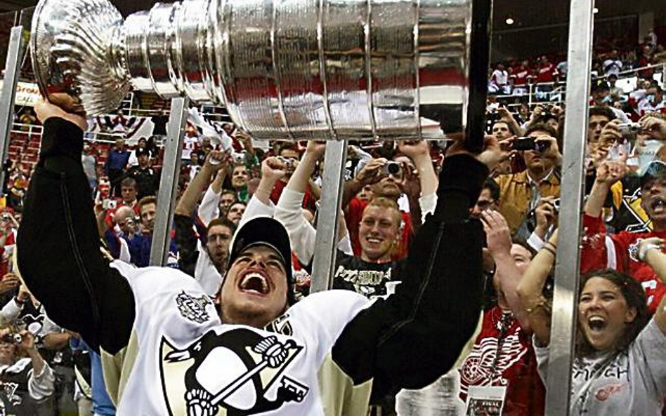 Puchar Stanleya odebrał 21-letni Sidney Crosby, najmłodszy kapitan zwycięskiej drużyny w historii NH