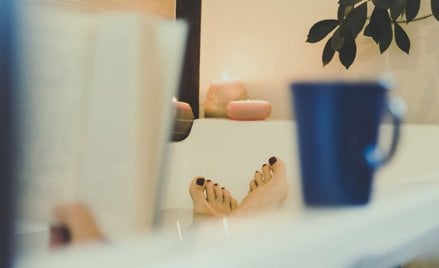 Sposób na kłopoty ze snem? Książka, ciepły napój i relaks w kąpieli.
