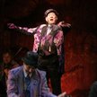 Scena ze spektaklu "Bonjour Monsieur Chagall". W środku Szymon Szurmiej
