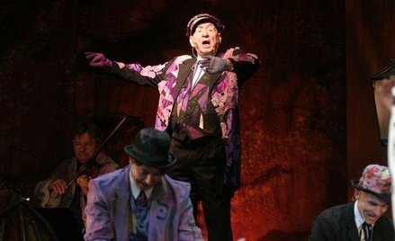 Scena ze spektaklu "Bonjour Monsieur Chagall". W środku Szymon Szurmiej