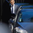 Nicolas Sarkozy przed swoim domem w Paryżu po 15-godzinnym przesłuchaniu