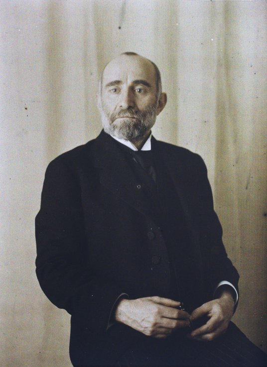 Nikoloz Czcheidze (1864–1926) – gruziński socjaldemokrata, działacz mienszewicki, w 1921 r. wyemigro