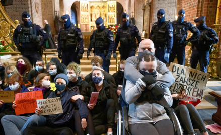 Przedstawiciele Strajku Kobiet podczas protestu przeciw zaostrzeniu prawa aborcyjnego w poznańskiej 