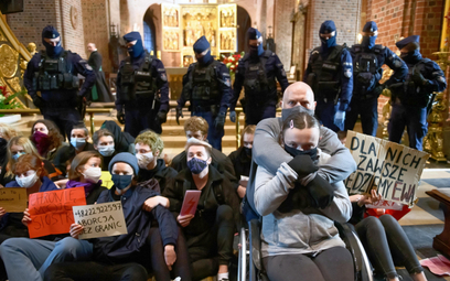 Przedstawiciele Strajku Kobiet podczas protestu przeciw zaostrzeniu prawa aborcyjnego w poznańskiej 