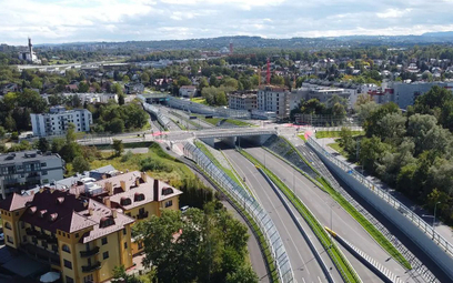 Oddana w sierpniu Trasa Łagiewnicka w Krakowie przecieka w 40 miejscach