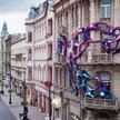 „Hyperbolic”, instalacja amerykańskiej artystki Crystal Wagner, oplotła jeden z budynków przy ul. Pi
