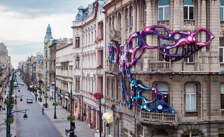„Hyperbolic”, instalacja amerykańskiej artystki Crystal Wagner, oplotła jeden z budynków przy ul. Pi