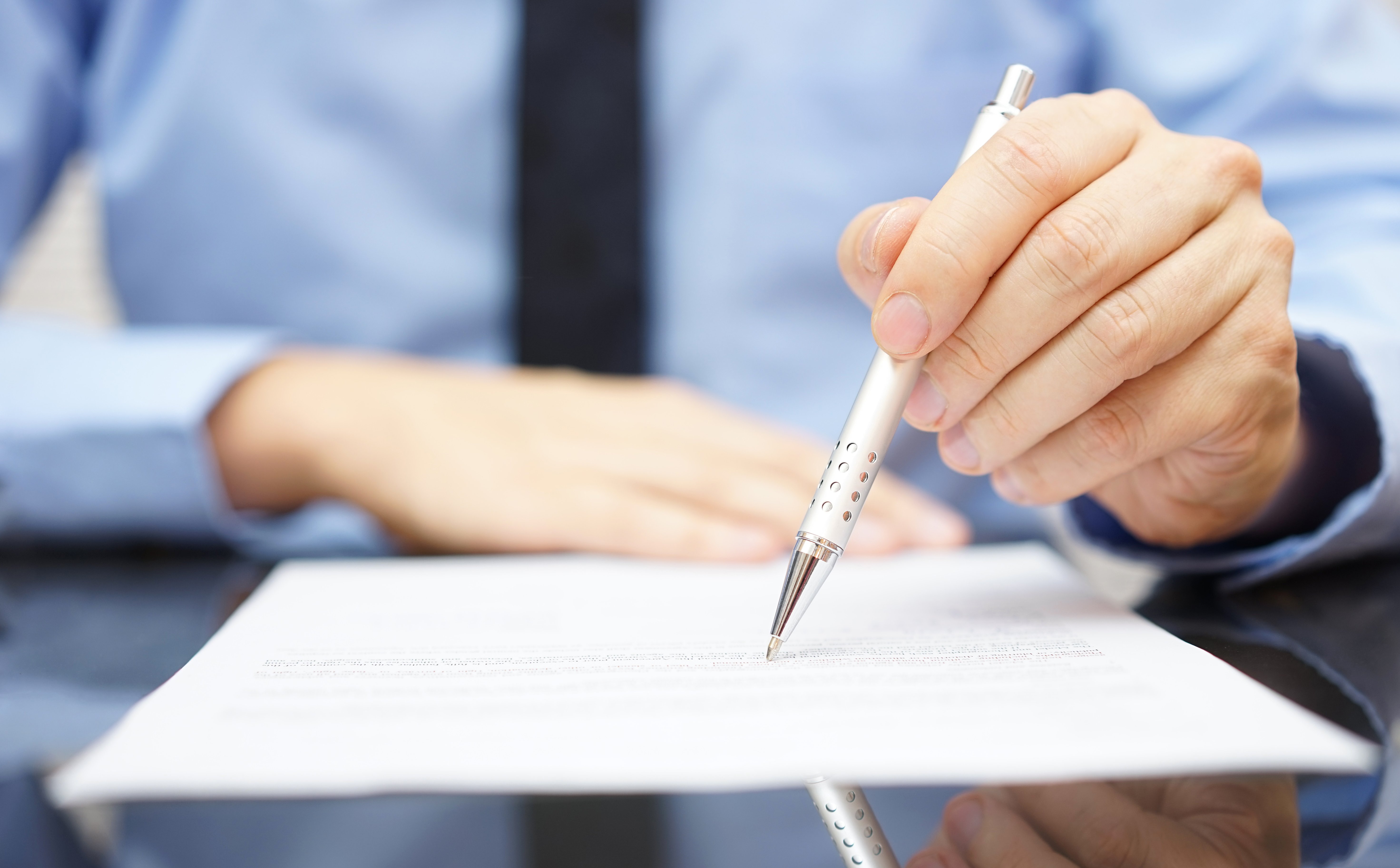 Przestępcy publikują fałszywe oferty inwestycyjne, tradycyjnie uderzają w klientów banków