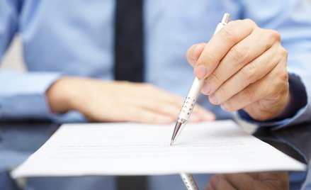 Przestępcy publikują fałszywe oferty inwestycyjne, tradycyjnie uderzają w klientów banków