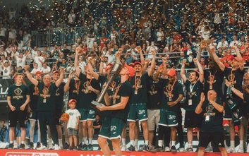 Koszykarze Legii świętują mistrzostwo Polski zdobyte po 56 latach. Warszawa bez hali na Ligę Mistrzó