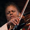 Regina Carter jako jedyna z grona słynnych skrzypków jazzowych została poproszona i zagrała na legen