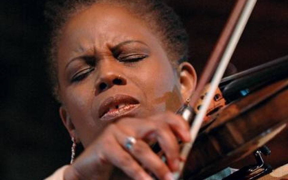 Regina Carter jako jedyna z grona słynnych skrzypków jazzowych została poproszona i zagrała na legen