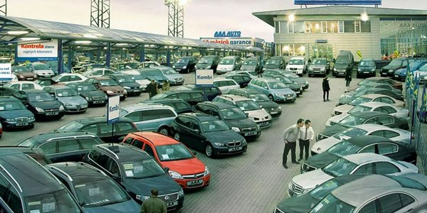 Samochód na raty tylko z płatnymi dodatkami. UOKiK stawi zarzuty Autocentrum AAA Auto