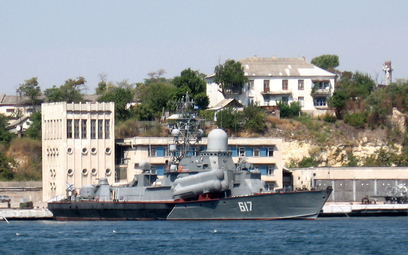 Zmodyfikowana rakietowa korweta „Miraż” („Projekt 1234.1”) u nabrzeża w Sewastopolu. Zdjęcie prawdop